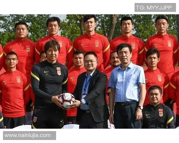 李铁西服造型引发热议足球明星的时尚新风潮